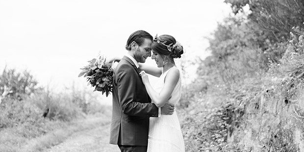 Hochzeitsfotos - Art des Shootings: Fotostory - Mosel - Brautpaarshooting im Weinberg - David Kliewer