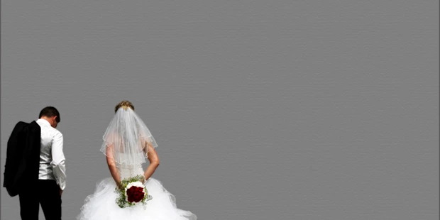 Hochzeitsfotos - Copyright und Rechte: keine Vervielfältigung erlaubt - Pähl - Warten auf die Zeremonie - Viktoria Gstrein | Black Tea Fotografie