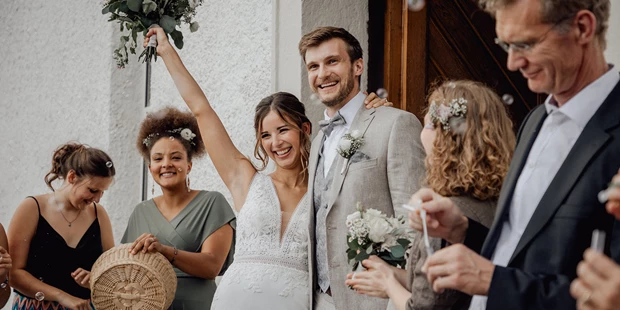 Hochzeitsfotos - Copyright und Rechte: Bilder auf Social Media erlaubt - Hörndl - Heiraten am Attersee - Seewalchen - Aicher Gut - Fotograf Österreich - Alexandra und Martin - Foto | Film