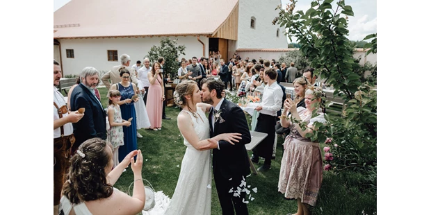 Hochzeitsfotos - Copyright und Rechte: Bilder privat nutzbar - Höhnhart - Hochzeitslocation - Sudhaus Schwarzach - Hochzeit feiern in Niederbayern  - Alexandra und Martin - Foto | Film