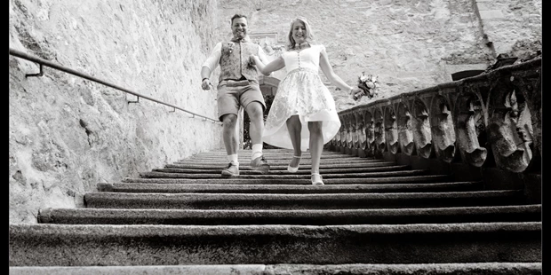 Hochzeitsfotos - Art des Shootings: Portrait Hochzeitsshooting - Ötzling - Glückliches Paar nach der Standesamtlichen Trauung - Enigmophotography