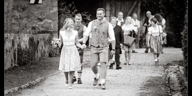Hochzeitsfotos - Videografie buchbar - Oberneukirchen (Oberneukirchen) - Auf dem Weg zur Trauung - Enigmophotography