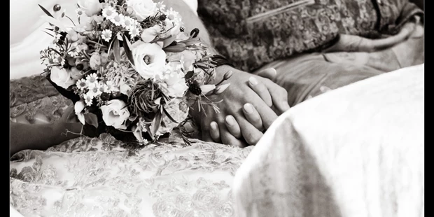 Hochzeitsfotos - zweite Kamera - Ernsgaden - Innige warten mit Brautstrauss - Enigmophotography