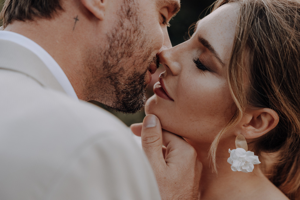 Hochzeitsfotograf - Destination Wedding in Frankreich. Hochzeitsfotografin aus Berlin, Lensofbeauty, hält den ersten Kuss des Brautpaares fest. Closeup, Coupleshooting, Hochzeitsfotos in der Normandie. - Lensofbeauty