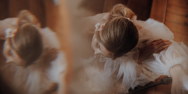 Hochzeitsfotos - Art des Shootings: Portrait Hochzeitsshooting - Kleinmühlingen - Diebraut steht in einem Chateau in Frankreich auf einer alten Holztreppe und lässt sich, kurz bevor die Trauung stattfindet, fotografieren.  - Lensofbeauty