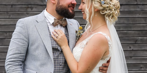 Hochzeitsfotos - Copyright und Rechte: Bilder auf Social Media erlaubt - Bayern - Braut und Bräutigam Hochzeitsbild Lisa Viertel - Lisa Viertel