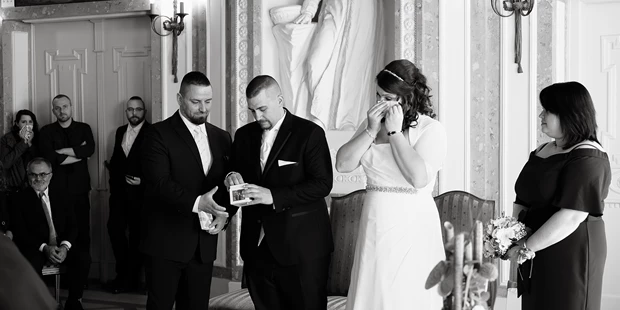 Hochzeitsfotos - Berufsfotograf - Loffenau - Im Standesamt: zu Tränen gerührt... - Herr und Frau Beichert Hochzeits-Fotografen