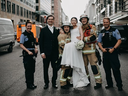 Hochzeitsfotos - Berufsfotograf - Löpten - Durch Zufall waren die Einsatzkräfte bei dem Shooting dabei und es entsannt ein wundervolles und einzigartiges Hochzeitsfoto. - Fotograf David Kohlruss