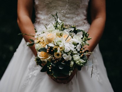 Hochzeitsfotos - Copyright und Rechte: Bilder auf Social Media erlaubt - Großweitzschen - Braut mit dem Brautstrauss. - Fotograf David Kohlruss