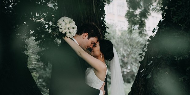 Hochzeitsfotos - Hochzeitsfotos mit Fotoshooting am Gendarmenmarkt Berlin. Die Braut un der Bräutigam unter einem Baum. - Fotograf David Kohlruss