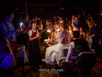 Hochzeitsfotos - zweite Kamera - Burgau (Landkreis Günzburg) - Die Torte! Meist einer der Höhepunkte jedes Hochzeitsfestes. - Fotografie Harald Neuner