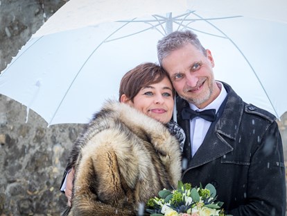 Hochzeitsfotos - Fotobox mit Zubehör - Pradl - Paarshooting während des Tages.

Es kann nicht immer nur die Sonne scheinen. Auch im Winter und bei Regen gibt es genug Möglichkeiten, tolle Bilder zu erstellen. - Fotografie Harald Neuner