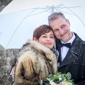 Hochzeitsfotos: Paarshooting während des Tages.

Es kann nicht immer nur die Sonne scheinen. Auch im Winter und bei Regen gibt es genug Möglichkeiten, tolle Bilder zu erstellen. - Fotografie Harald Neuner