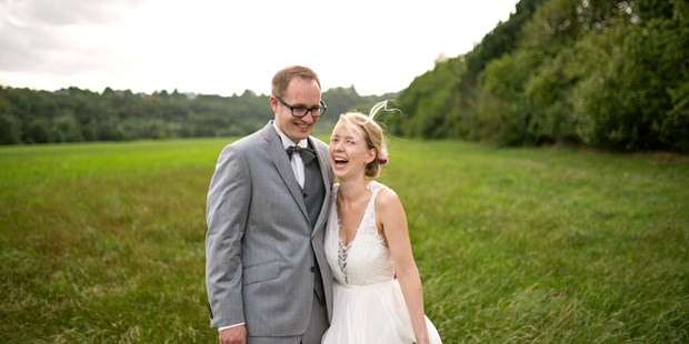 Hochzeitsfotos - Fotostudio - Vettweiß - lachendes brautpaar - Slawa Smagin - lockere Hochzeitsreportagen in AT,CH,DE