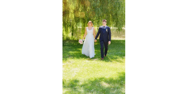 Hochzeitsfotos - Copyright und Rechte: Bilder auf Social Media erlaubt - Amöneburg - Brautpaar in der Parkanlage - Fotostudio Bremer