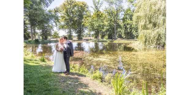 Hochzeitsfotos - Copyright und Rechte: Bilder frei verwendbar - Lünen - Brautpaar am Teich - Fotostudio Bremer