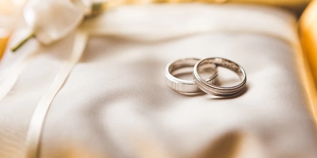 Hochzeitsfotos - Copyright und Rechte: Bilder auf Social Media erlaubt - Vetschau - Eheringe und Ringkissen der Brautleute - Jacqueline Traub