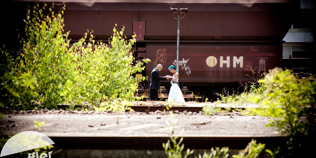 Hochzeitsfotos - zweite Kamera - Stallhofen (Stallhofen) - Bunte Hochzeit - farbenfrohes Fotoshooting. Hier auf einem stillgelegten Güterbahnhof. - Loeffler Photography