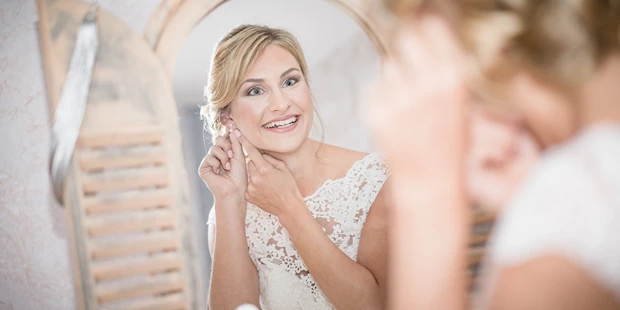 Hochzeitsfotos - Fotostudio - Weissach (Böblingen) - ... so ein Lachen kann nur Glück und Aufregung bedeutet - was für eine hübsche Braut :)
Getting ready - eine perfekte Zeit damit sich Fotograf und Brautpaar zwanglos kennenlernen - hbpictures
