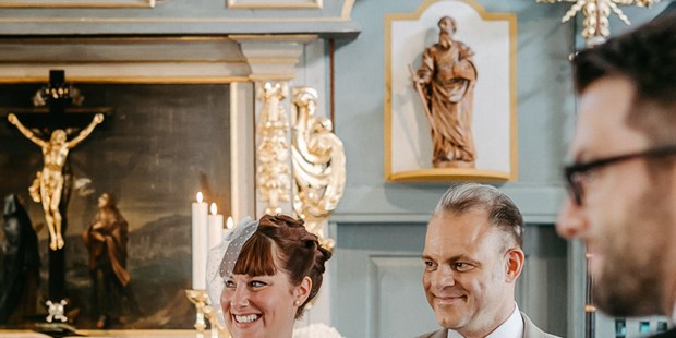 Hochzeitsfotos - Fotobox mit Zubehör - Egling an der Paar - Juliane Kaeppel - authentic natural wedding photography
