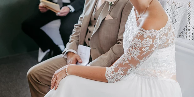 Hochzeitsfotos - Copyright und Rechte: Bilder auf Social Media erlaubt - Schlüsselfeld - Juliane Kaeppel - authentic natural wedding photography