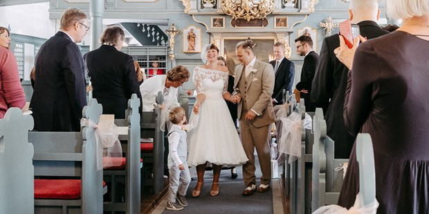 Hochzeitsfotos - Fotobox mit Zubehör - Schiltberg - Juliane Kaeppel - authentic natural wedding photography