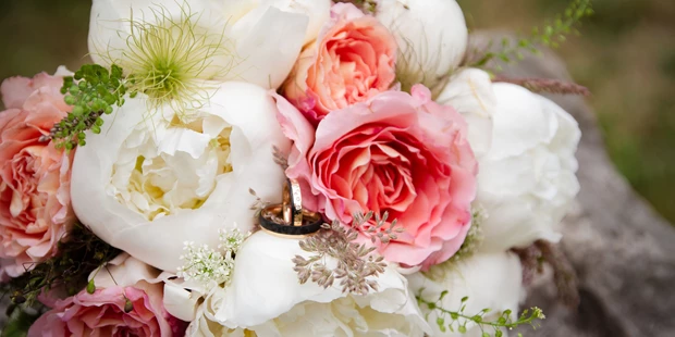 Hochzeitsfotos - Copyright und Rechte: Bilder auf Social Media erlaubt - Groß Gaglow - Brautstrauß mit den Eheringen - lisamariedesign | fotografie und grafikdesign in leipzig