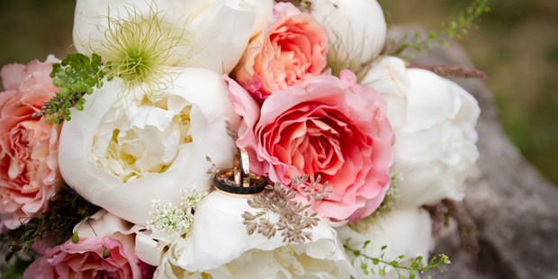Hochzeitsfotos - Copyright und Rechte: Bilder auf Social Media erlaubt - Großweitzschen - Brautstrauß mit den Eheringen - lisamariedesign | fotografie und grafikdesign in leipzig