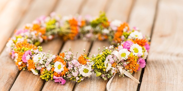 Hochzeitsfotos - Copyright und Rechte: Bilder auf Social Media erlaubt - Mühlviertel - Blumenkranz der Brautjungfern - Ludwig Pullirsch