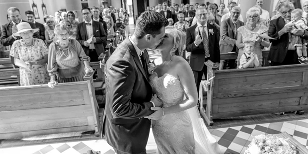 Hochzeitsfotos - Art des Shootings: Prewedding Shooting - Härtlingen - Michaela und Chris beim Kuss in der Kirche - DW_Hochzeitsfotografie