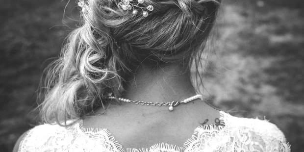 Hochzeitsfotos - Rheinbreitbach - So kann die Braut wenigsten auch nach der Hochzeit ihre tolle Frisur betrachten - DW_Hochzeitsfotografie