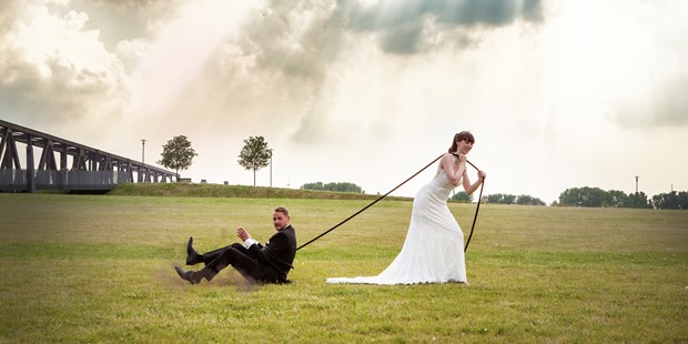 Hochzeitsfotos - Fotobox mit Zubehör - PLZ 40470 (Deutschland) - Wer da wohl die Hosen an hat? - DW_Hochzeitsfotografie