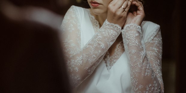 Hochzeitsfotos - Art des Shootings: Trash your Dress - Getting Ready der Braut in den alten Zimmern der Villa Maund - Dan Jenson Photography