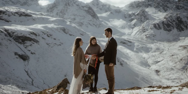 Hochzeitsfotos - Art des Shootings: Fotostory - Wettingen - Winter-Elopement in den Bergen zwischen Vorarlberg und Tirol - Dan Jenson Photography