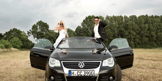 Hochzeitsfotos - Art des Shootings: Portrait Hochzeitsshooting - Habichtswald - Fotoshooting mit Auto - Fotografenmeisterin Aleksandra Marsfelden