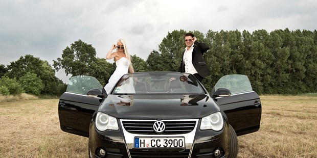 Hochzeitsfotos - Hannover - Fotoshooting mit Auto - Fotografenmeisterin Aleksandra Marsfelden