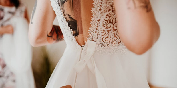 Hochzeitsfotos - zweite Kamera - Rabenschwand - Getting Ready der Braut. - fessellos Fotografie