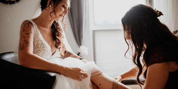 Hochzeitsfotos - Copyright und Rechte: Bilder auf Social Media erlaubt - Oberthan - Getting Ready der Braut - die Brautjungfer hilft da natürlich mit. - fessellos Fotografie