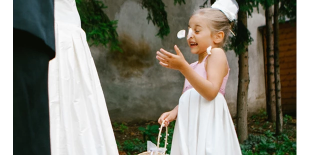 Hochzeitsfotos - Fotobox mit Zubehör - Seebarn - Die vielen zauberhaften Momente, die Euren Tag ausmachen sammeln wir mit Leidenschaft, um sie zu Eurer Geschichte zu verweben. - freynoi - Die Hochzeitsfotografinnen