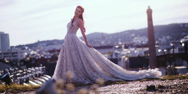 Hochzeitsfotos - Fotobox mit Zubehör - Angerberg - Über den Dächern Wiens, mit einem imposanten Kleid. - WEIL I DI MOOG Fotografie