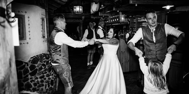Hochzeitsfotos - Art des Shootings: Fotostory - Warleiten - https://www.annahorbachova.com/weddings - Anna Horbachova 