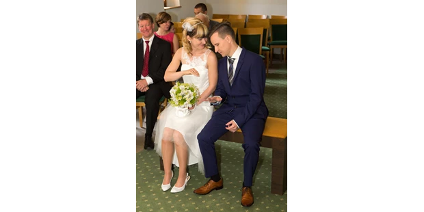 Hochzeitsfotos - Copyright und Rechte: Bilder auf Social Media erlaubt - Vetschau - Süßer Moment nach dem Ringetausch :-) - neero Fotografie und Grafik