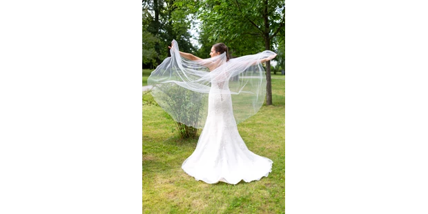 Hochzeitsfotos - Copyright und Rechte: Bilder auf Social Media erlaubt - Vetschau - tanzende Braut - neero Fotografie und Grafik