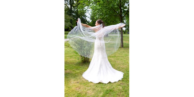 Hochzeitsfotos - Art des Shootings: Trash your Dress - Elbeland - tanzende Braut - neero Fotografie und Grafik