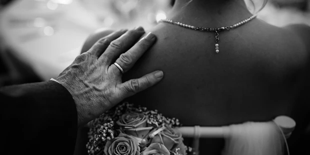 Hochzeitsfotos - Copyright und Rechte: Bilder privat nutzbar - Löpten - Hand vom Brautvater - Spree-Liebe Hochzeitsfotografie | Hochzeitsfotograf Berlin