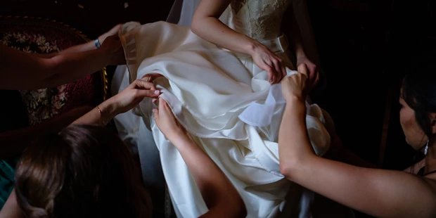 Hochzeitsfotos - Art des Shootings: 360-Grad-Fotografie - Löpten - Das Hochzeitskleid wird gerichtet - Spree-Liebe Hochzeitsfotografie | Hochzeitsfotograf Berlin