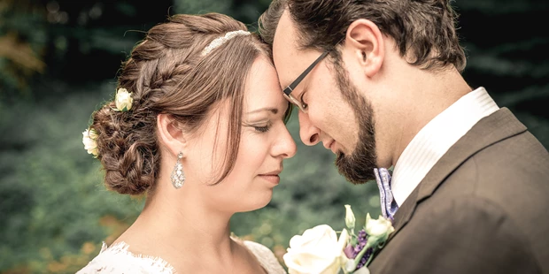 Hochzeitsfotos - Copyright und Rechte: Bilder auf Social Media erlaubt - Wöllstadt - First Look - Silke & Chris Photography