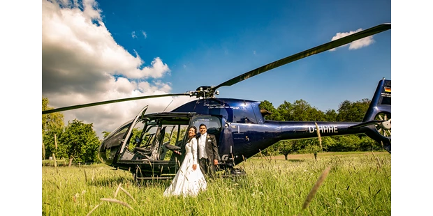 Hochzeitsfotos - Copyright und Rechte: Bilder auf Social Media erlaubt - Hahnheim - Brautpaar mit Hubschrauber, Hochzeitsfotograf, Wehrheim, Frankfurt - Christian Schmidt