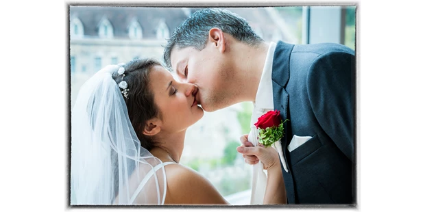 Hochzeitsfotos - Berufsfotograf - Ragnitz - Der "erste" offizielle Kuss nach der Trauung. Wieder ein, von allen Anwesenden, sehnlichst erwarteter Moment an diesem wunderbaren Tag.   - diePhotoSchmiede by Johannes Friedl