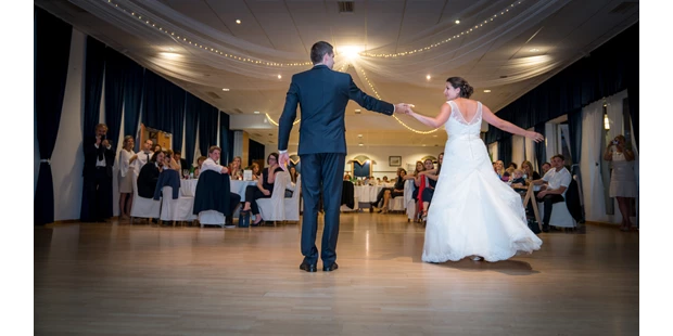 Hochzeitsfotos - Kienings - Egal ob geübter Tänzer oder Tanzanfänger, wenn das Brautpaar die Tanzfläche betritt sind alle Augen auf sie gerichtet und jede Bewegung wird mit Bewunderung und abschließendem Applaus gewürdigt. - diePhotoSchmiede by Johannes Friedl